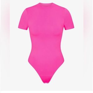 SKIMS essential short sleeve bodysuit pink size XS